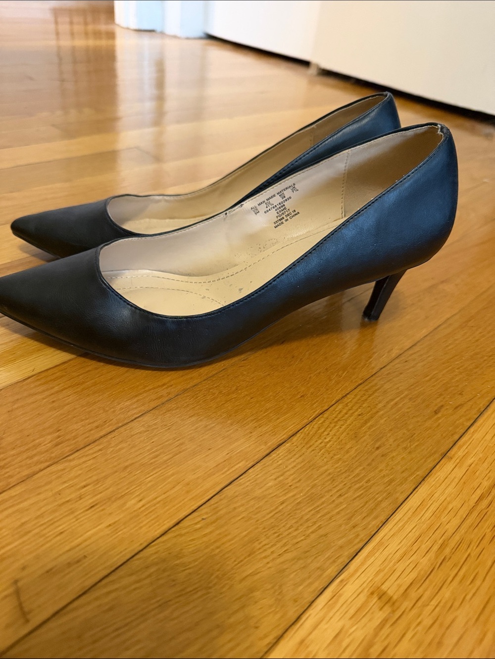 Jaclyn Smith Black Pointed-Toe Pumps - Picture 3 of 5